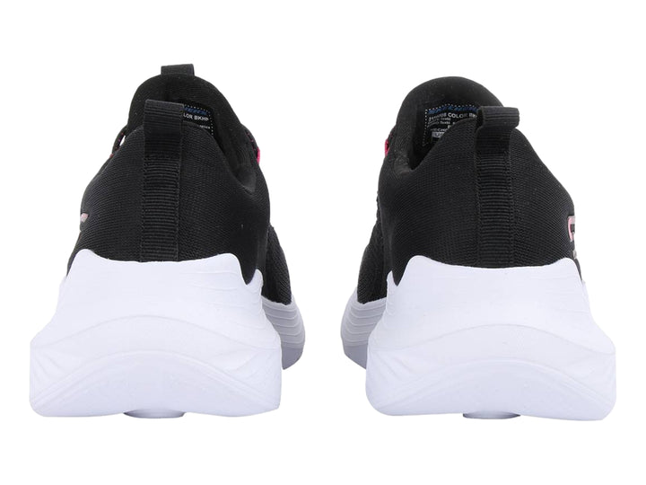 Tenis deportivos Skechers en color negro con suela blanca y cordones con detalles en fucsia.