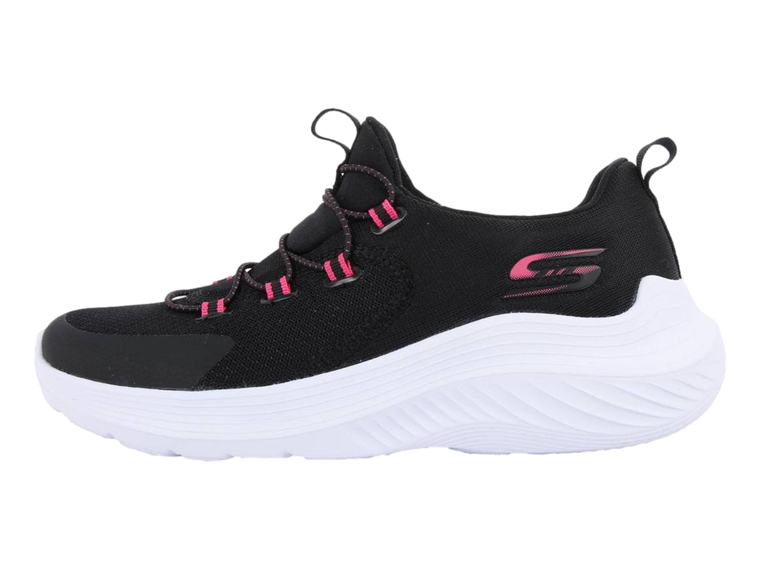 Tenis deportivos Skechers en color negro con suela blanca y cordones con detalles en fucsia.
