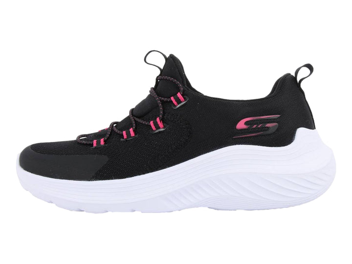 Tenis deportivos Skechers en color negro con suela blanca y cordones con detalles en fucsia.