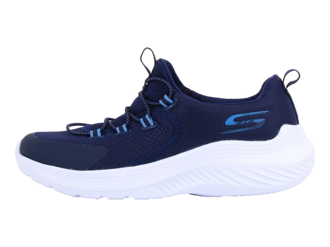 Tenis deportivos Skechers color azul marino con suela blanca y cordones elásticos.