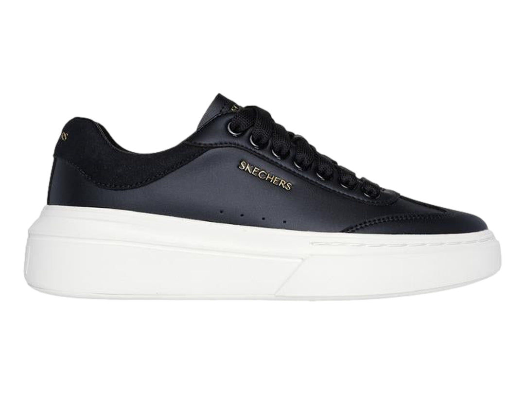 Tenis Skechers Court Classic en color negro con suela ancha de plataforma blanca.