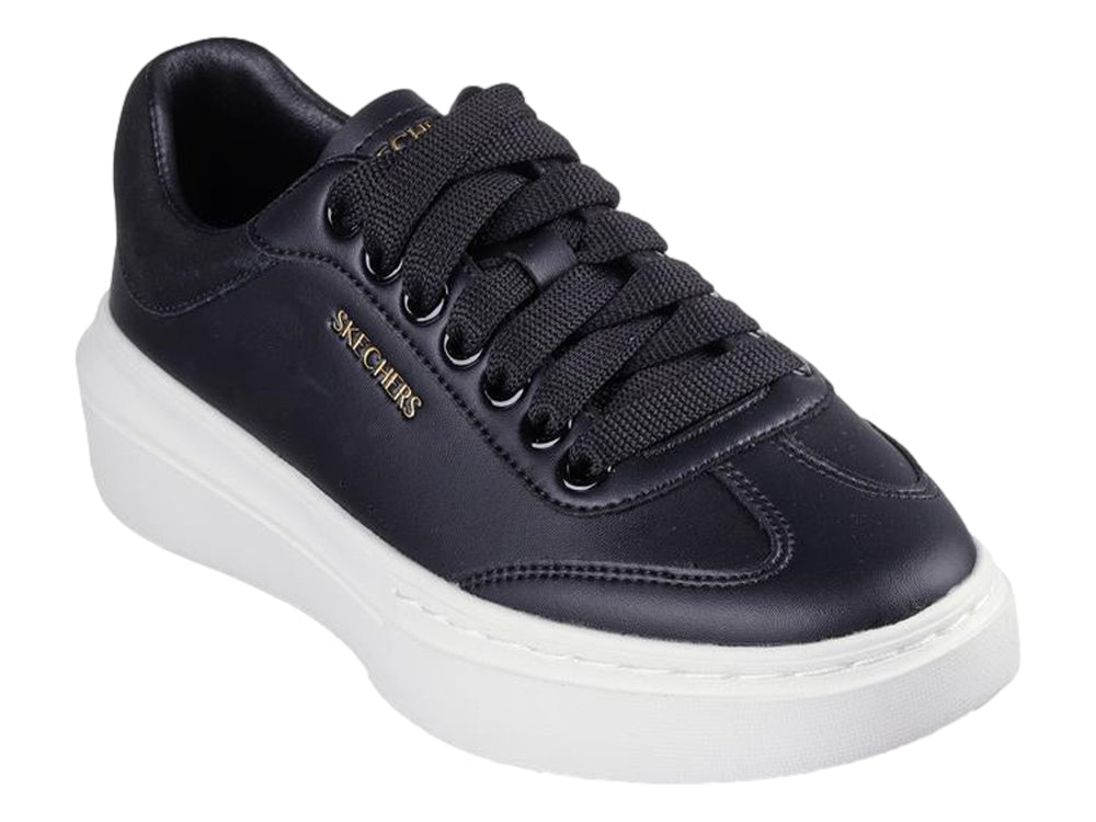 Tenis Skechers Court Classic en color negro con suela ancha de plataforma blanca.