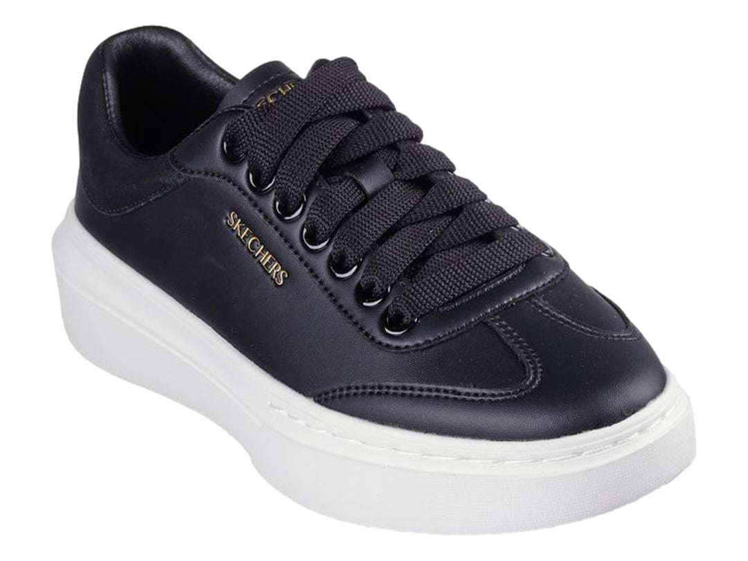 Tenis Skechers Court Classic en color negro con suela ancha de plataforma blanca.