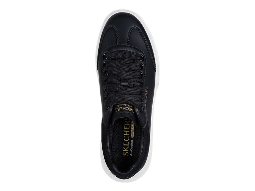 Tenis Skechers Court Classic en color negro con suela ancha de plataforma blanca.