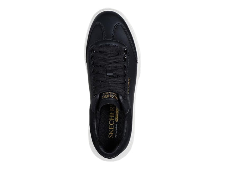 Tenis Skechers Court Classic en color negro con suela ancha de plataforma blanca.