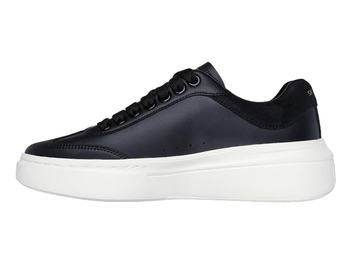 Tenis Skechers Court Classic en color negro con suela ancha de plataforma blanca.
