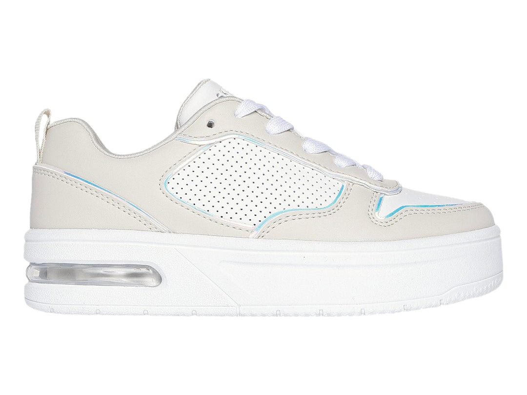 Tenis Skechers color beige y blanco con suela de plataforma y detalles en azul claro.