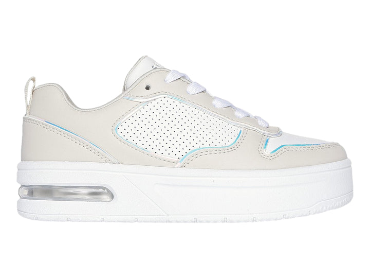 Tenis Skechers color beige y blanco con suela de plataforma y detalles en azul claro.