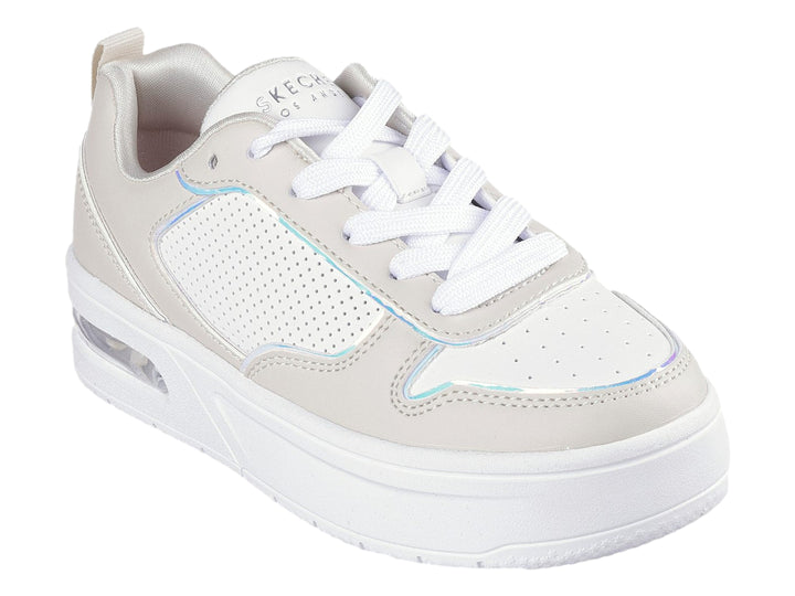 Tenis Skechers color beige y blanco con suela de plataforma y detalles en azul claro.