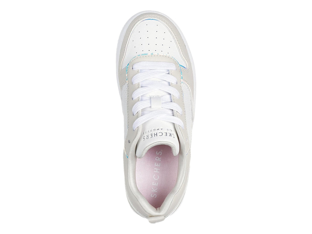 Tenis Skechers color beige y blanco con suela de plataforma y detalles en azul claro.