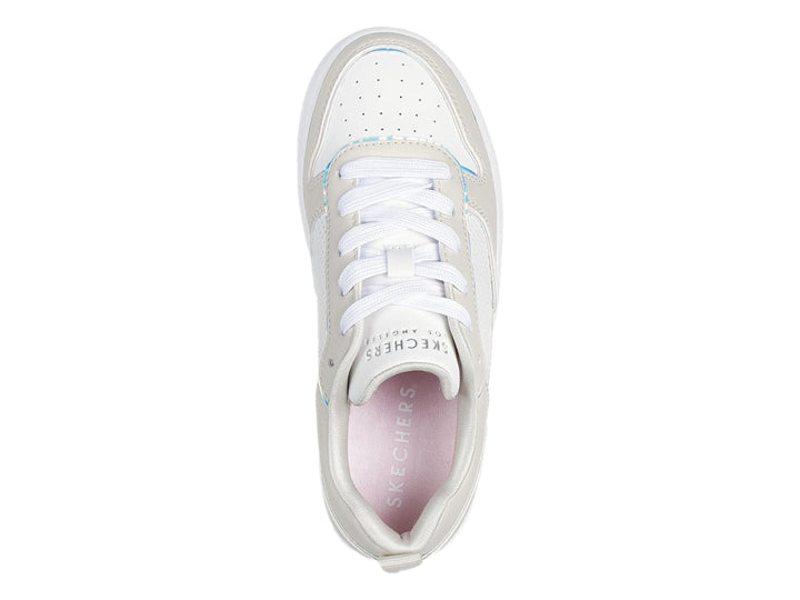 Tenis Skechers color beige y blanco con suela de plataforma y detalles en azul claro.