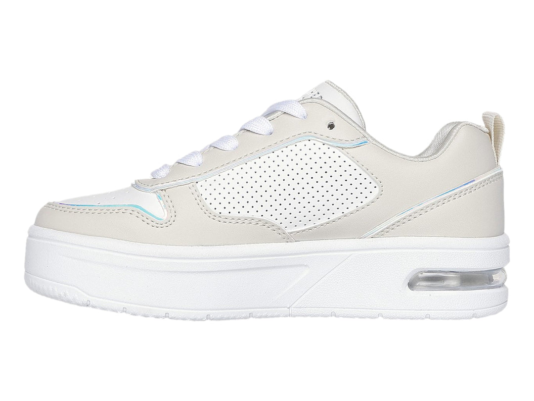 Tenis Skechers color beige y blanco con suela de plataforma y detalles en azul claro.