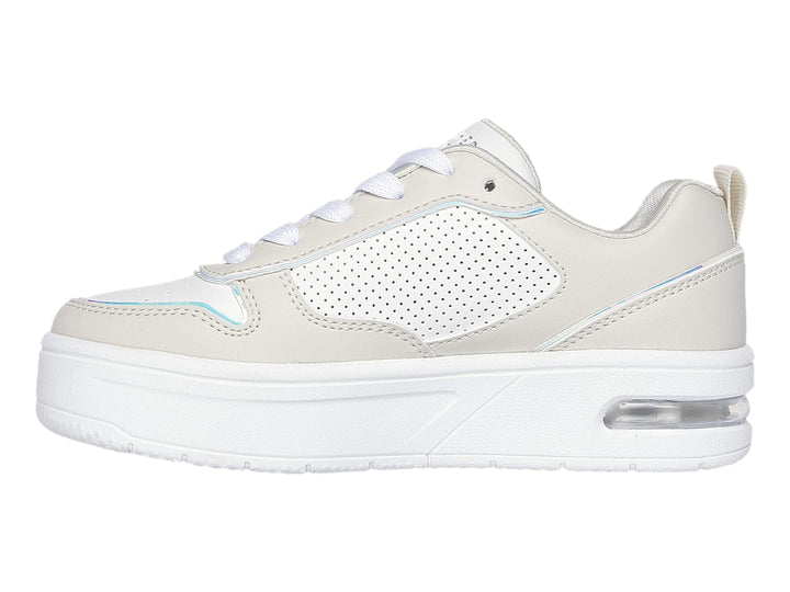 Tenis Skechers color beige y blanco con suela de plataforma y detalles en azul claro.