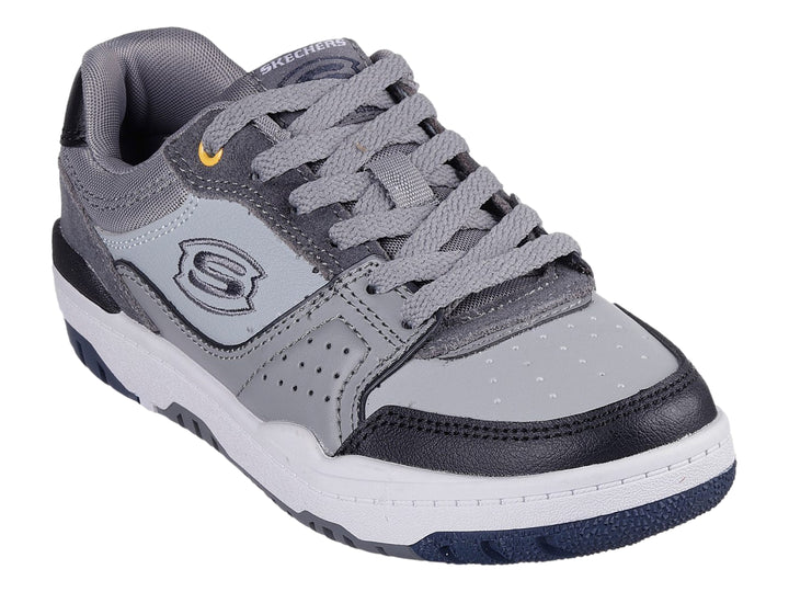 Tenis Skechers color gris y negro con suela blanca y detalles en azul marino.