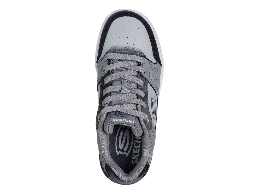 Tenis Skechers color gris y negro con suela blanca y detalles en azul marino.