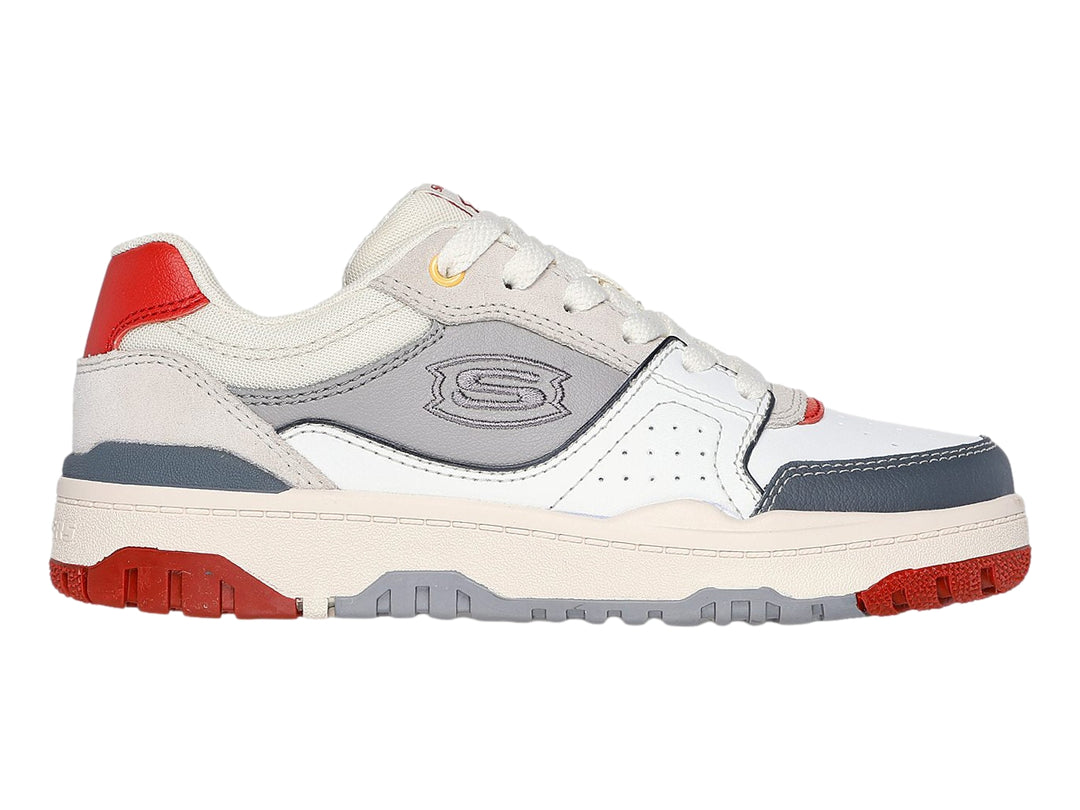 Tenis SKECHERS para Niño en colores blanco, gris y rojo con suela gruesa y cordones.