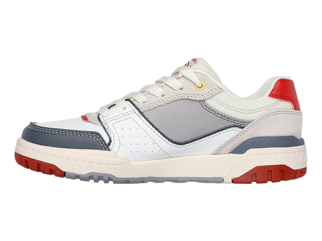 Tenis SKECHERS para Niño en colores blanco, gris y rojo con suela gruesa y cordones.