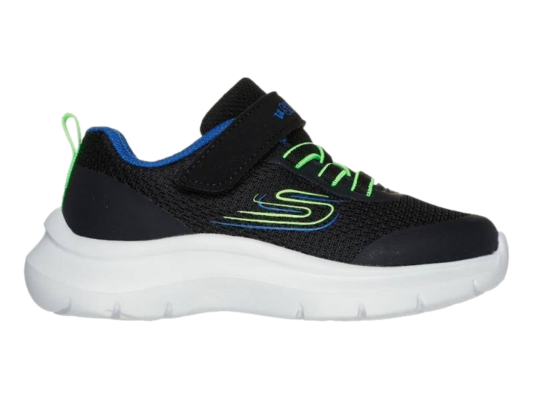 Tenis deportivos Skechers para niño en color negro con detalles en azul y verde lima y suela blanca gruesa.