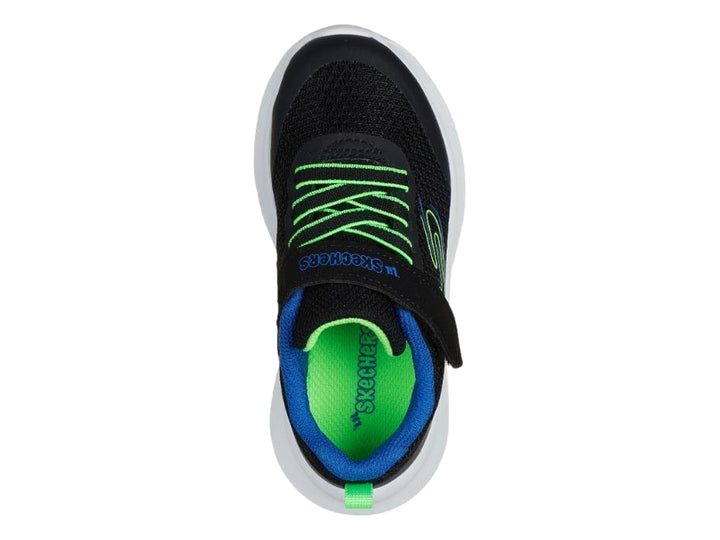 Tenis deportivos Skechers para niño en color negro con detalles en azul y verde lima y suela blanca gruesa.