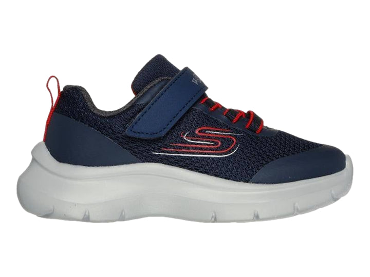 Tenis deportivos Skechers para niño en color azul marino con detalles rojos y suela blanca.