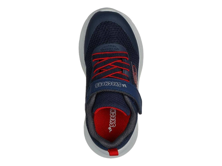 Tenis deportivos Skechers para niño en color azul marino con detalles rojos y suela blanca.