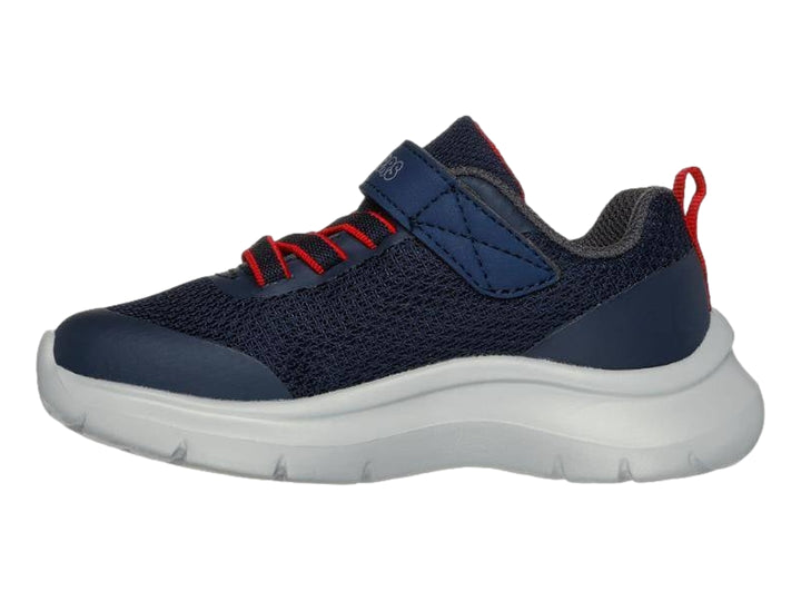 Tenis deportivos Skechers para niño en color azul marino con detalles rojos y suela blanca.