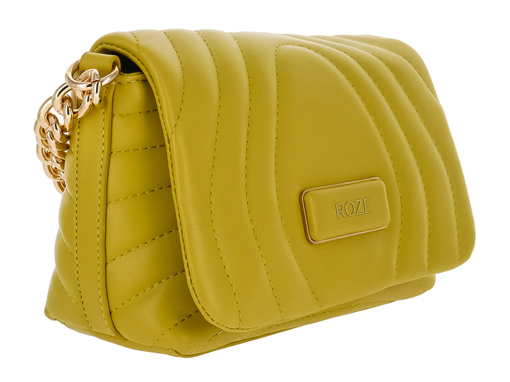 Bolso amarillo acolchado de marca ROZE con correa de cadena dorada y forma rectangular.