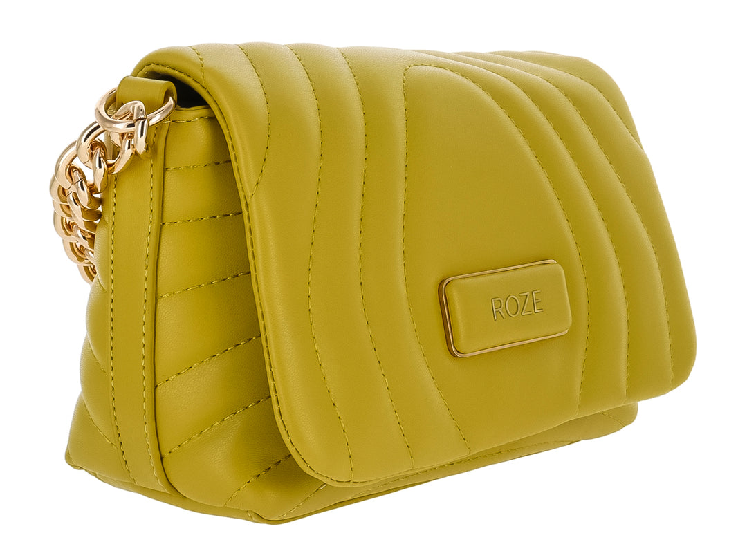 Bolso amarillo acolchado de marca ROZE con correa de cadena dorada y forma rectangular.