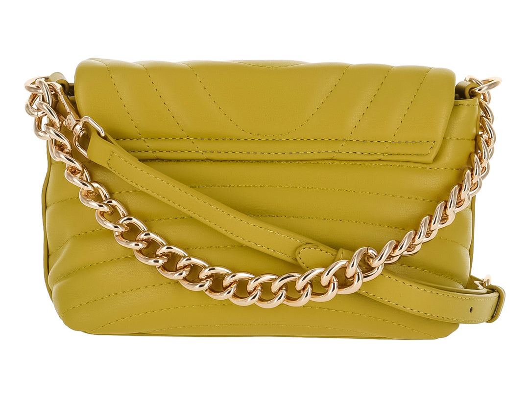 Bolso amarillo acolchado de marca ROZE con correa de cadena dorada y forma rectangular.