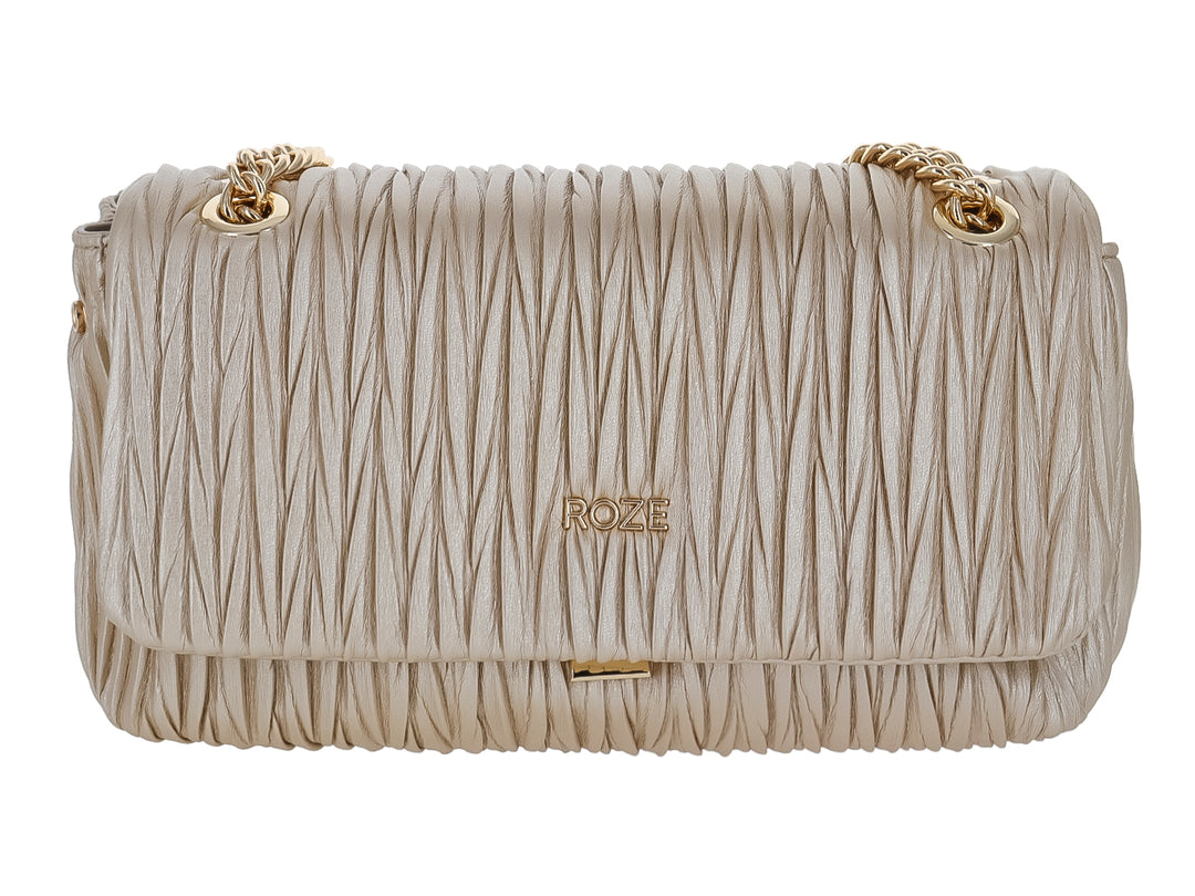 Bolso beige de marca ROZE con textura plisada y asa de cadena dorada sobre fondo blanco.