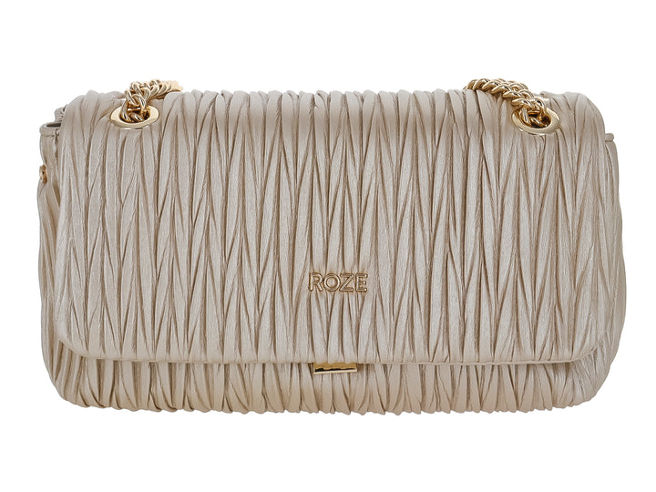 Bolso beige de marca ROZE con textura plisada y asa de cadena dorada sobre fondo blanco.