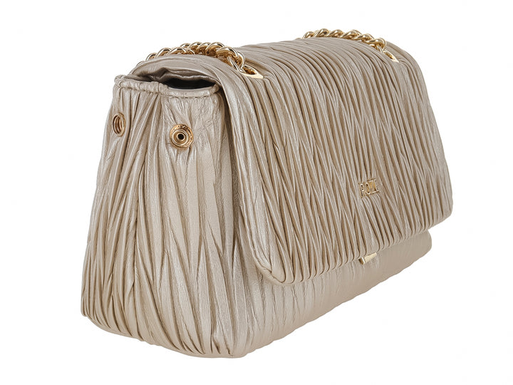 Bolso beige de marca ROZE con textura plisada y asa de cadena dorada sobre fondo blanco.