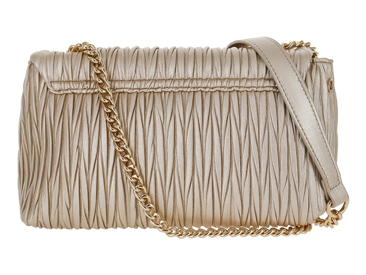 Bolso beige de marca ROZE con textura plisada y asa de cadena dorada sobre fondo blanco.