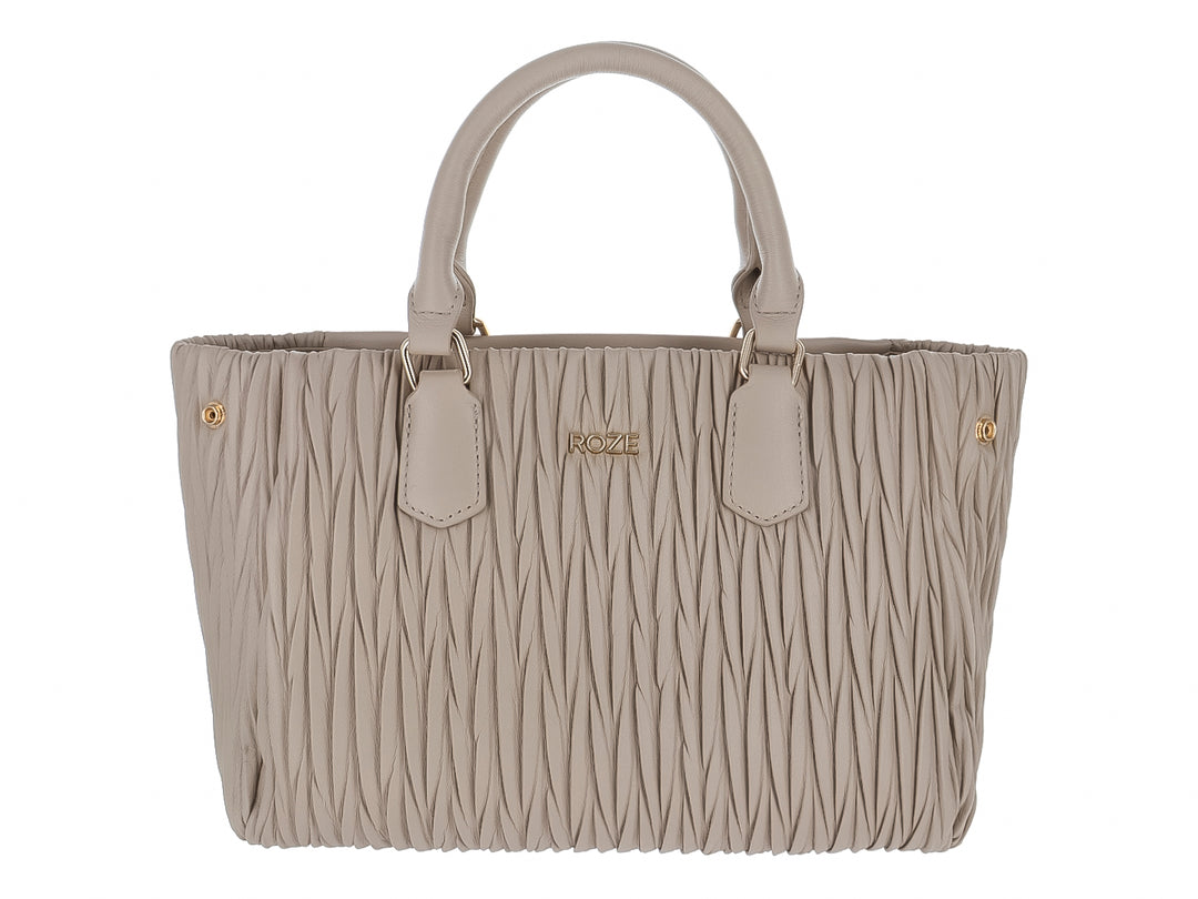 Bolso de hombro color nude con textura plisada y asas cortas de la marca ROZE.