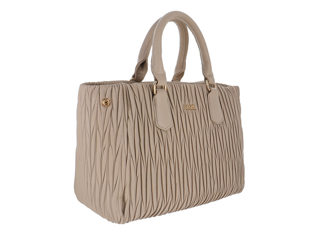 Bolso de hombro color nude con textura plisada y asas cortas de la marca ROZE.