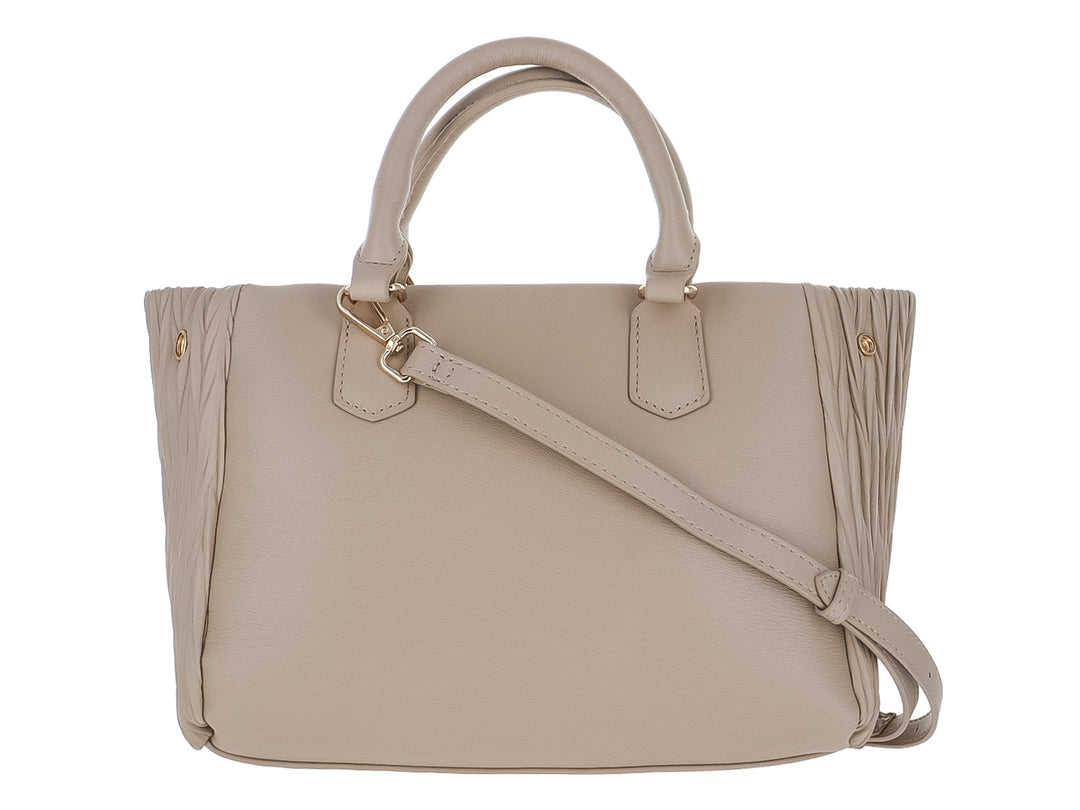 Bolso de hombro color nude con textura plisada y asas cortas de la marca ROZE.