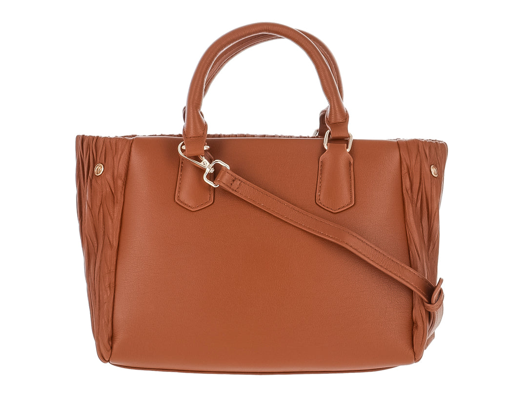 Bolsa de hombro color cognac con diseño plisado y asas cortas.