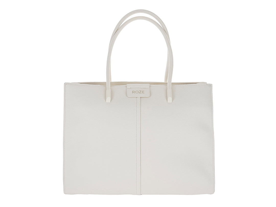 Bolsa de hombro marca ROZE en color perla, diseño rectangular minimalista con asas largas y acabado liso.