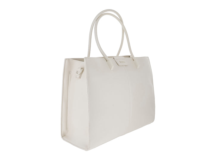 Bolsa de hombro marca ROZE en color perla, diseño rectangular minimalista con asas largas y acabado liso.