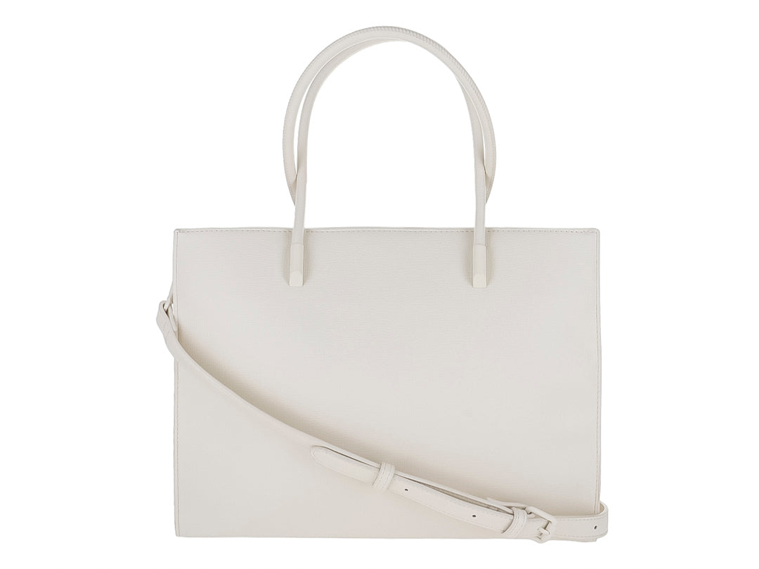 Bolsa de hombro marca ROZE en color perla, diseño rectangular minimalista con asas largas y acabado liso.