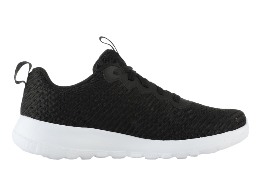 Tenis deportivos Skechers color negro con suela blanca y diseño slip-on de tejido.