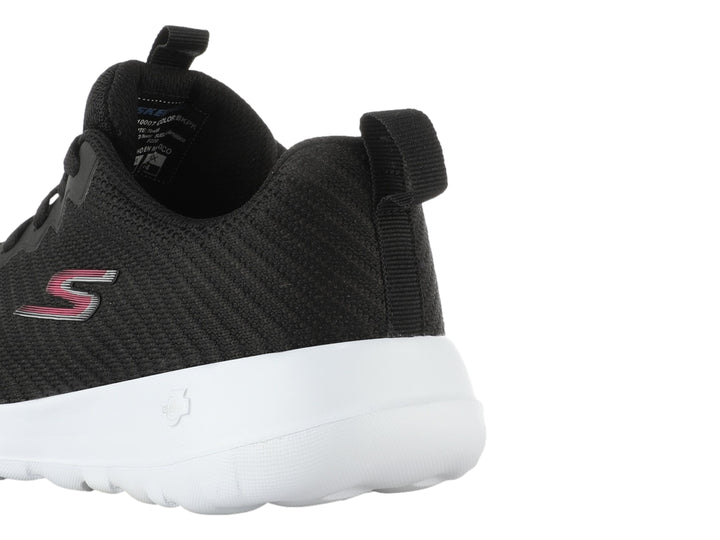 Tenis deportivos Skechers color negro con suela blanca y diseño slip-on de tejido.