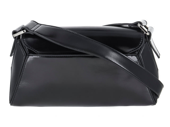 Bolso de hombro ROZE color negro con acabado brillante y diseño rectangular estructurado.