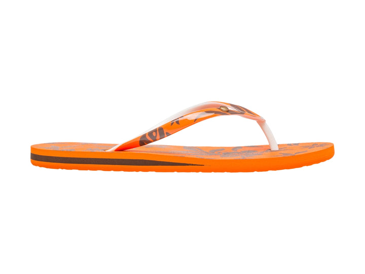Sandalias flip-flop color naranja con detalles en negro y blanco.