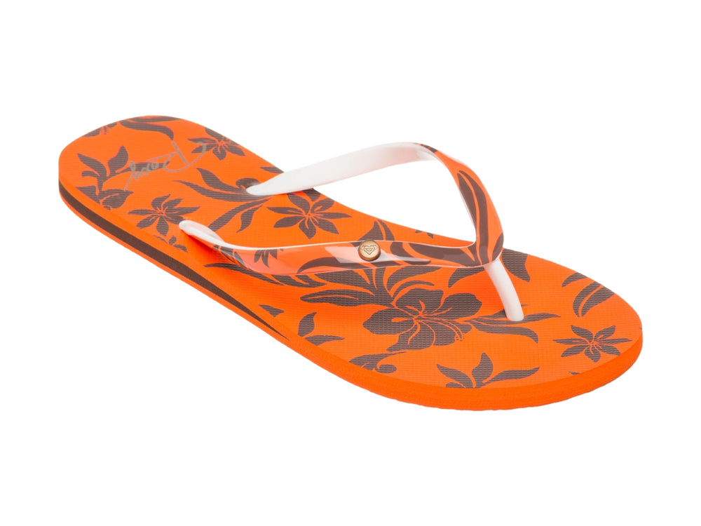 Sandalias flip-flop color naranja con detalles en negro y blanco.