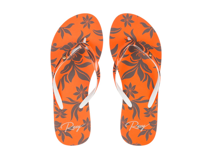 Sandalias flip-flop color naranja con detalles en negro y blanco.