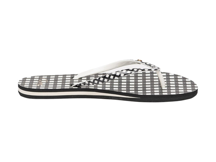 Sandalias ROXY con diseño de cuadros blancos y negros y tiras blancas.