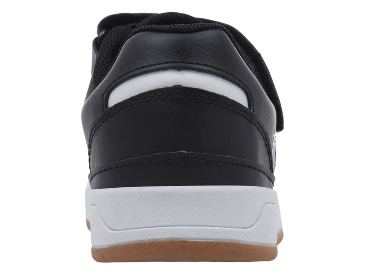 Tenis infantiles K-Swiss en color negro y blanco con suela de goma marrón y cierre de velcro.