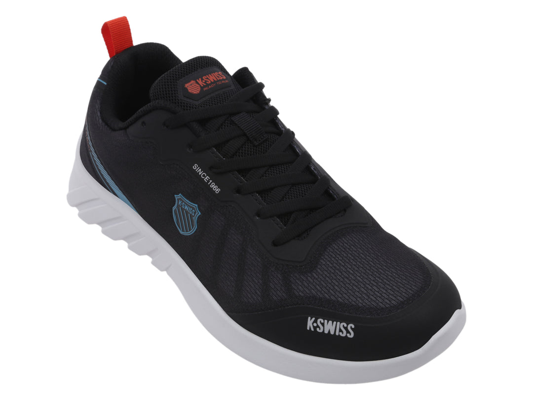 Tenis deportivos K-Swiss color negro con suela blanca y detalles en azul y naranja.