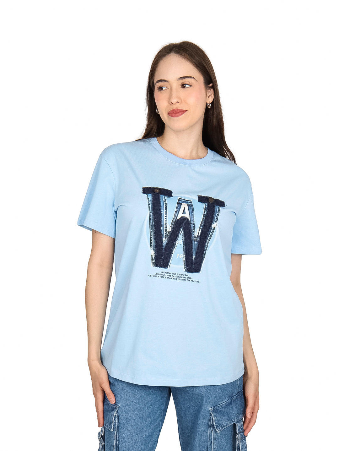 Mujer vistiendo playera azul cielo con estampado de letra W en el pecho.